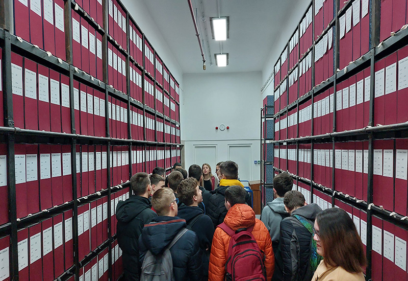 Ђаци Пете београдске гимназије у посети Државном архиву Србије